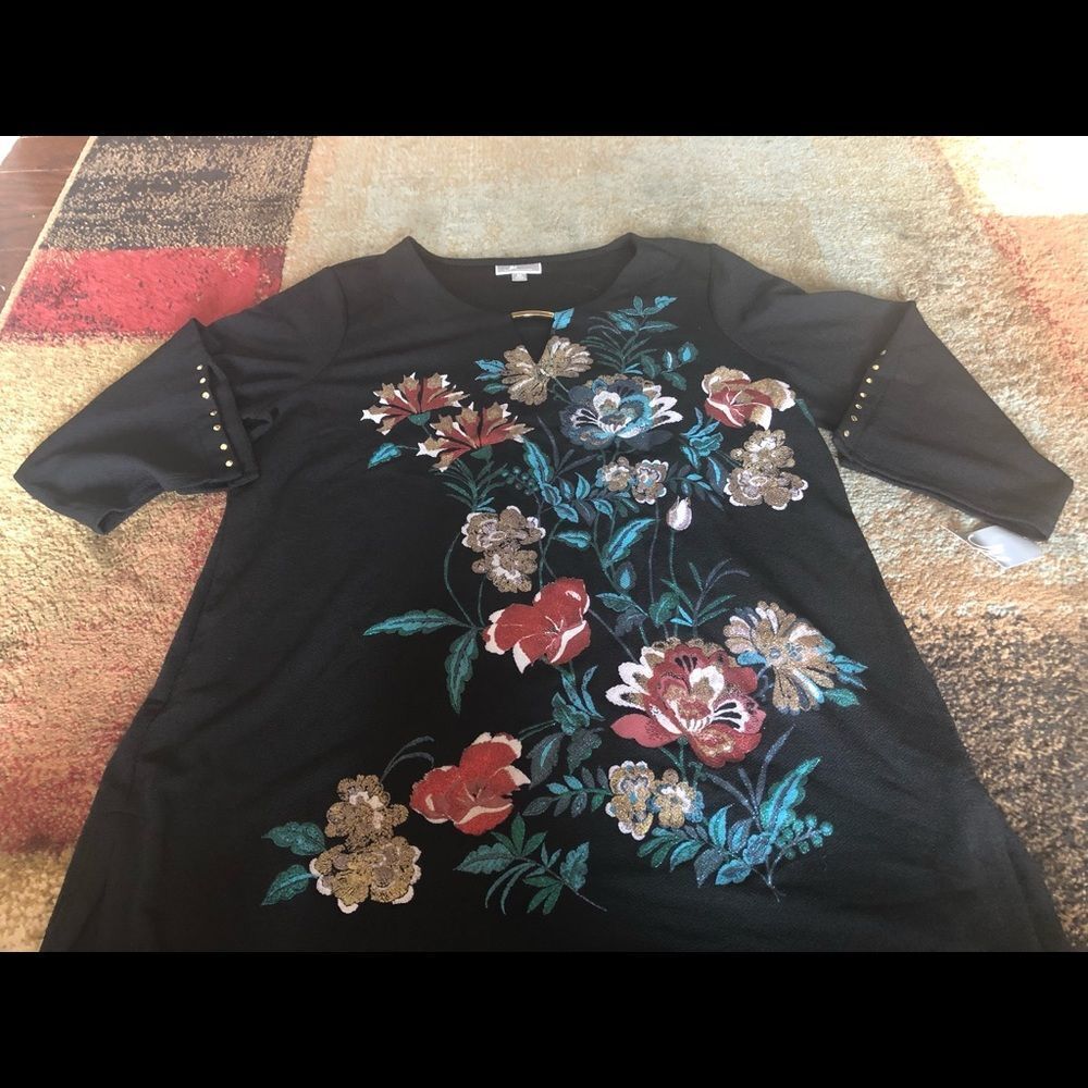 JM collection Flower Detailed Top - Picture 2 of 6